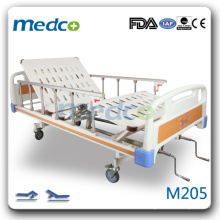 Leito hospitalar manual móvel com rodízios M205